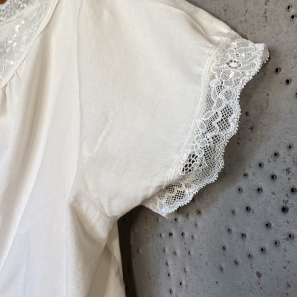 ❗️LAST DAY CLOSET CLOSING❗️ Brandy Melville Button Crop Lace Top Cream One Size - Picture 7 of 9